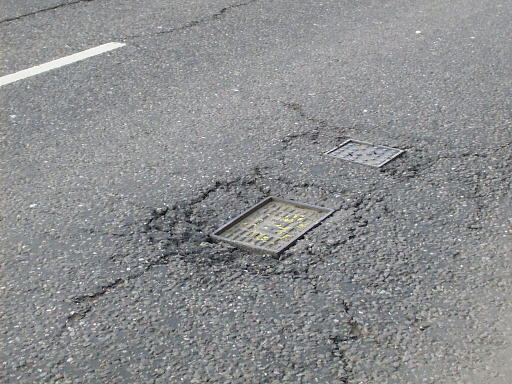Pothole5.jpg (56791 bytes)